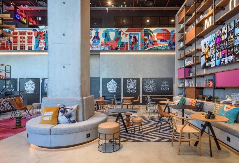 Отель Moxy Lisboa Oriente