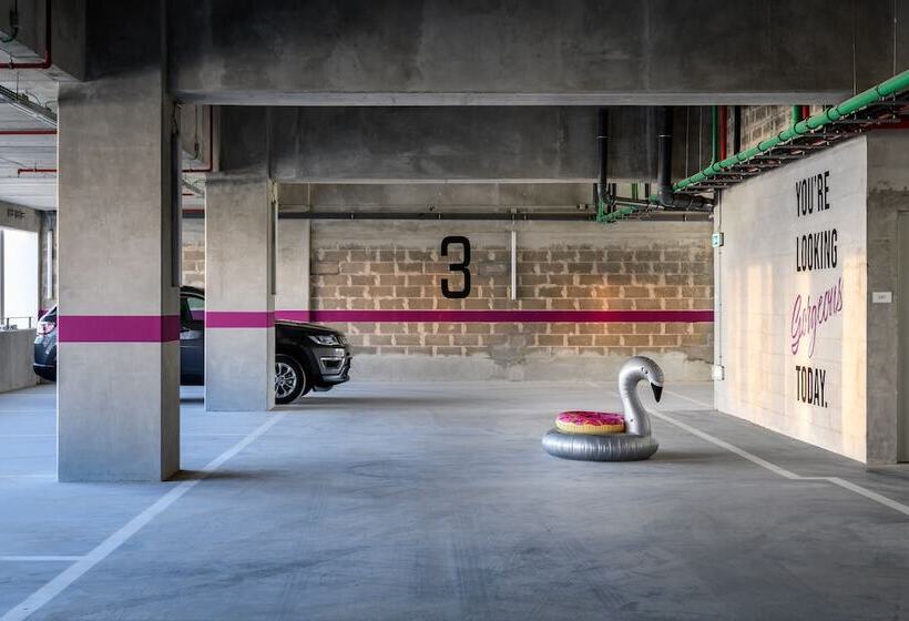 Отель Moxy Lisboa Oriente