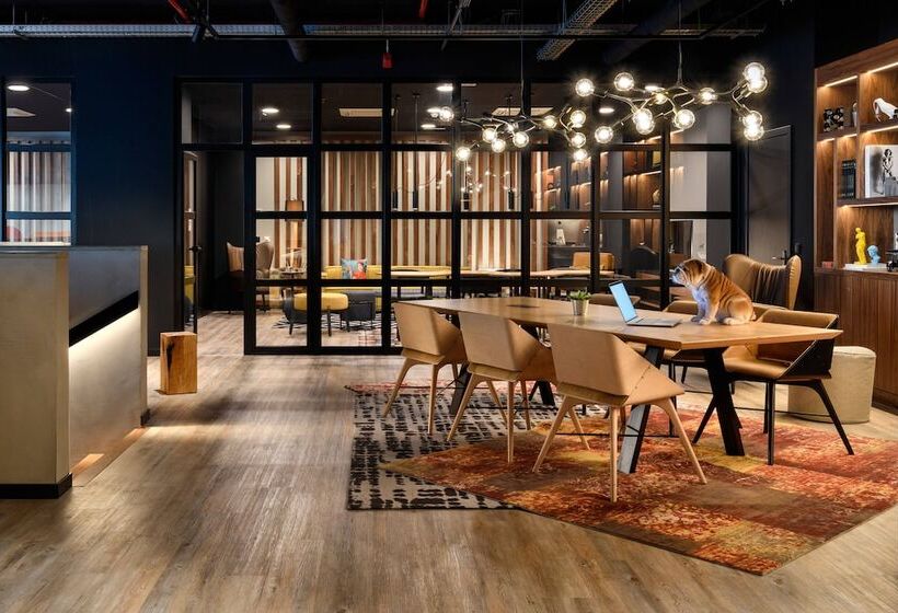 Отель Moxy Lisboa Oriente