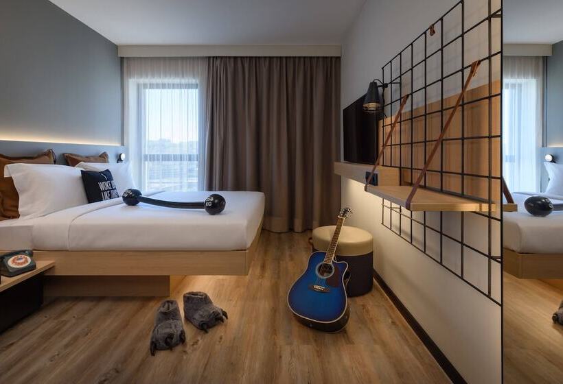 Отель Moxy Lisboa Oriente