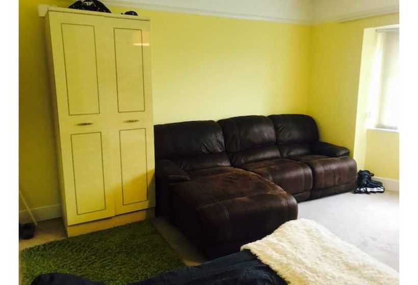 فندق Oyo Kingland Court