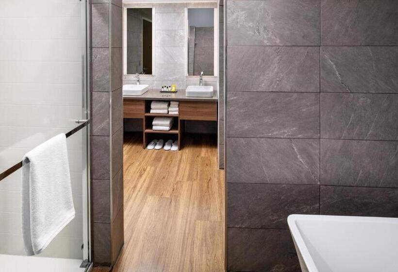 فندق Voco Saranac Lake Ny Waterfront, An Ihg