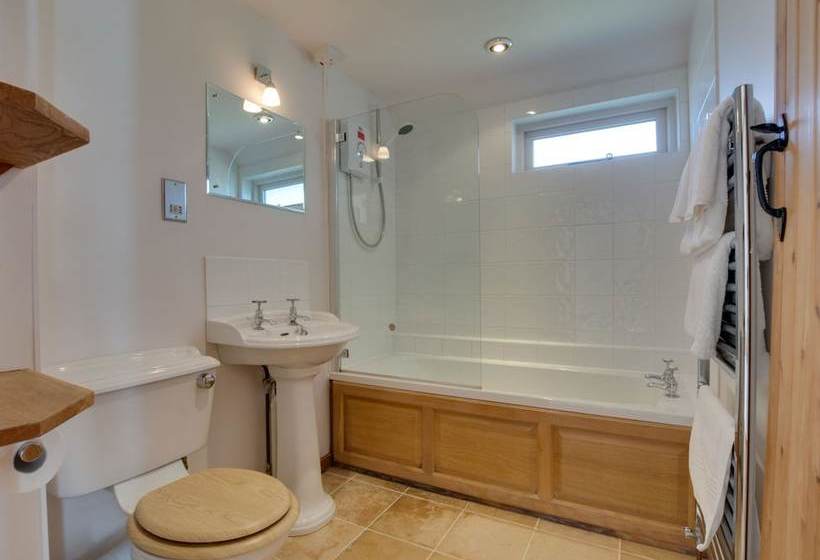 Nicely Furnished Cottage In Bilsington Countryside