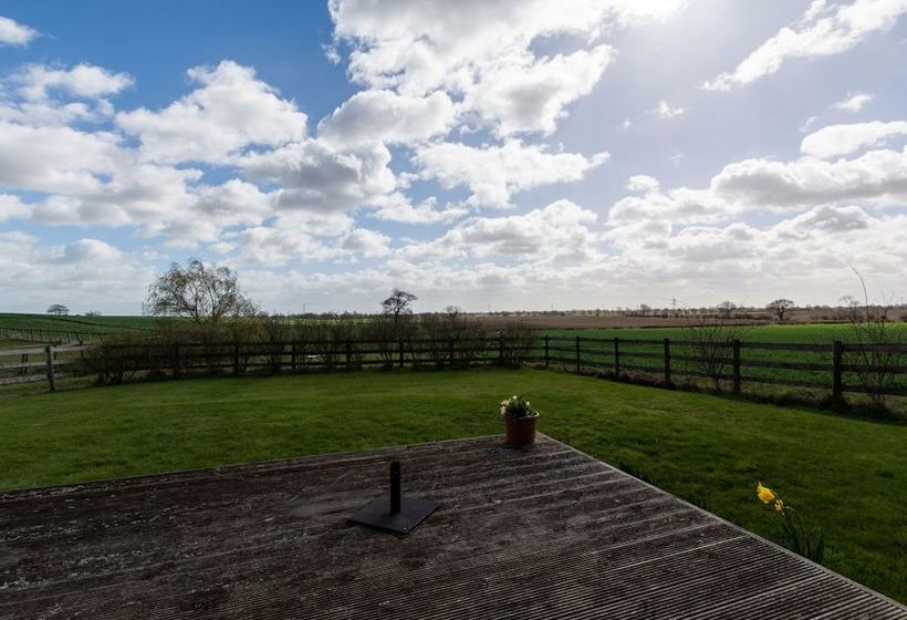 Nicely Furnished Cottage In Bilsington Countryside