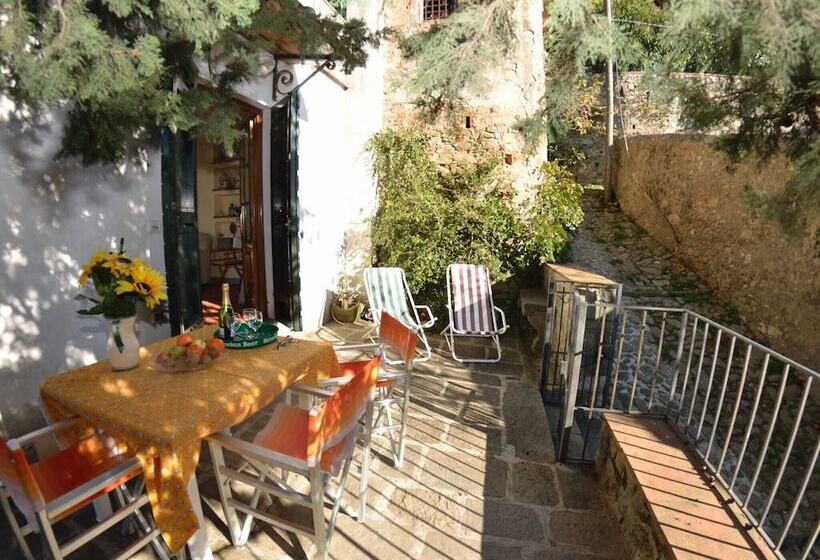 Picturesque Hillside Cottage In Lucca