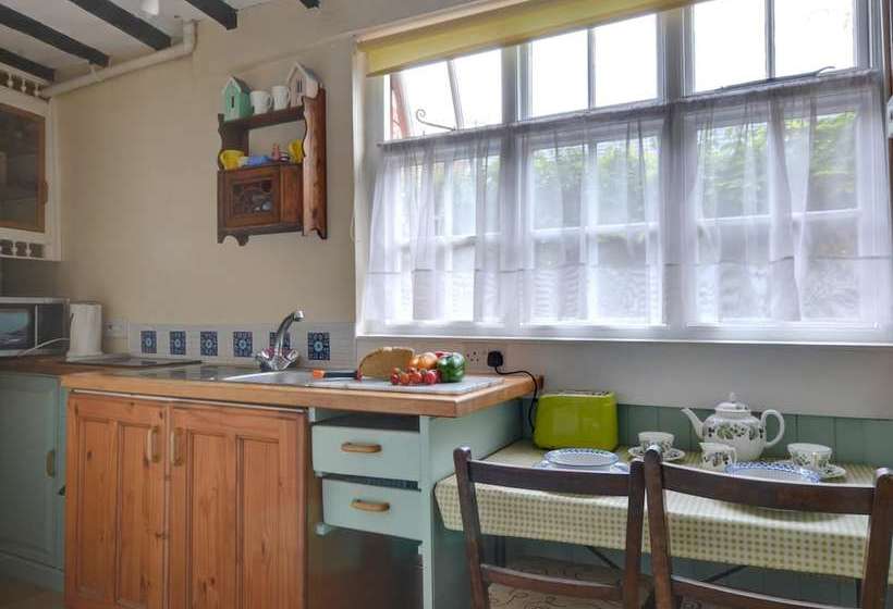 Quaint Cottage In Hastings With Garden