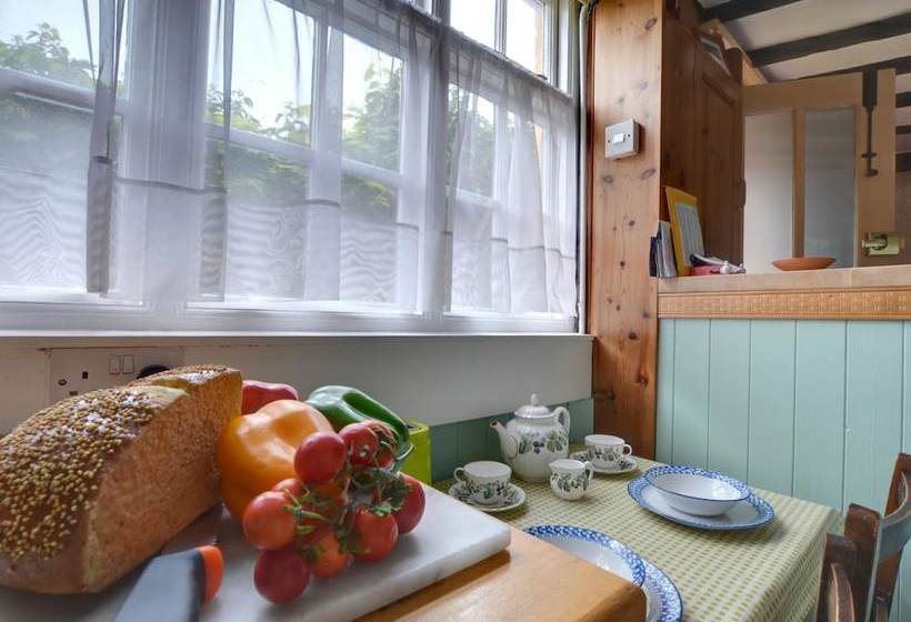Quaint Cottage In Hastings With Garden