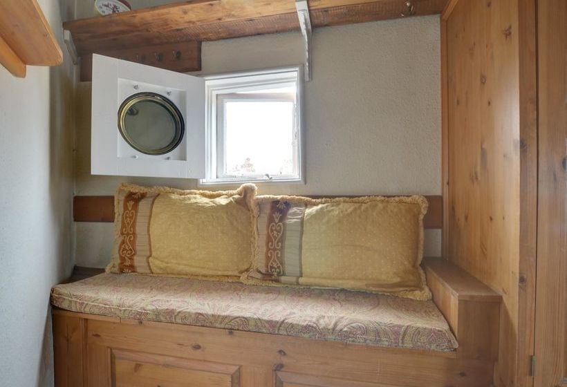 Quaint Cottage In Hastings With Garden