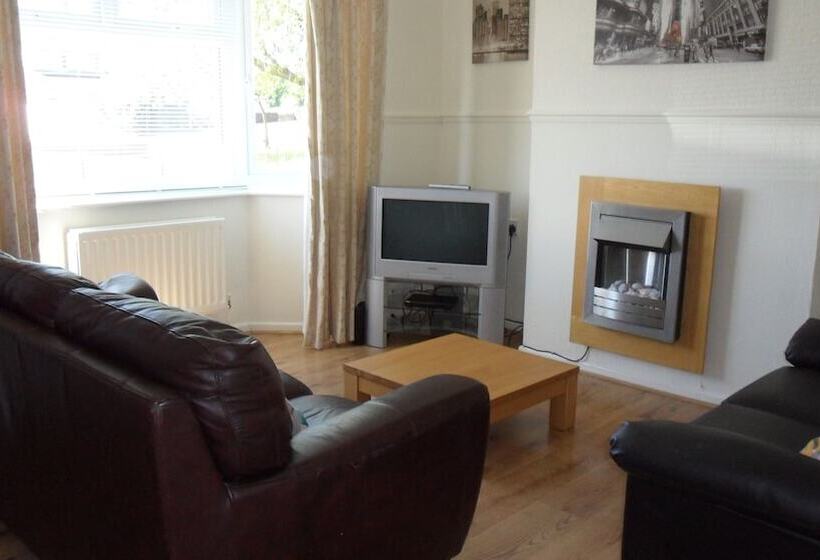 레지던스 3 Bed Broomfield Road Newport Shropshire