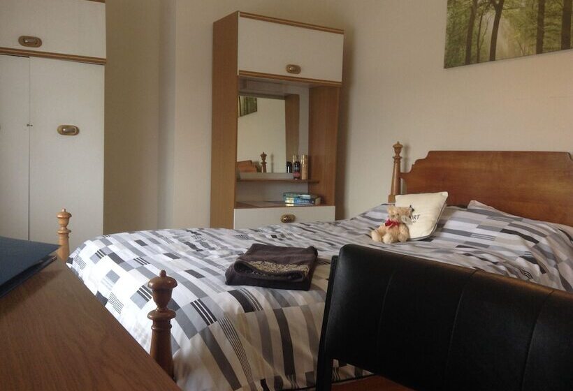 레지던스 3 Bed Broomfield Road Newport Shropshire