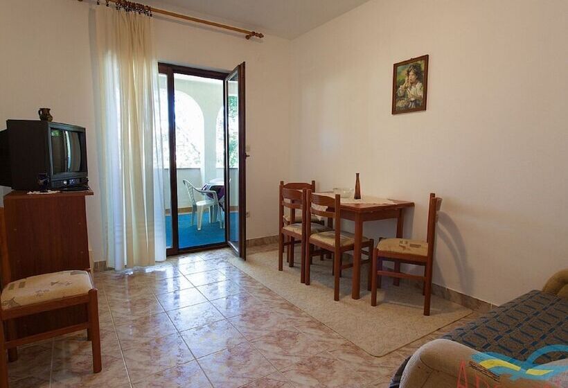 Spacious Apartment With Terrace & Garden Grill