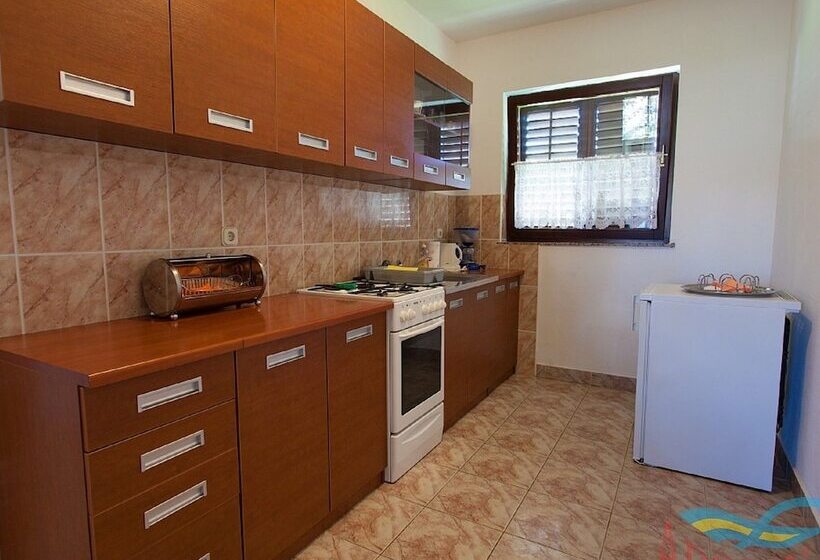 Spacious Apartment With Terrace & Garden Grill