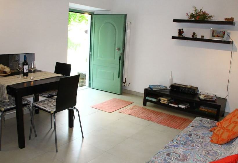 Traditional Cottage With Terrace, Garden Furniture, Barbecue