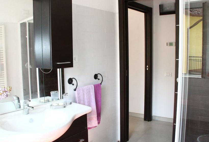 Traditional Cottage With Terrace, Garden Furniture, Barbecue