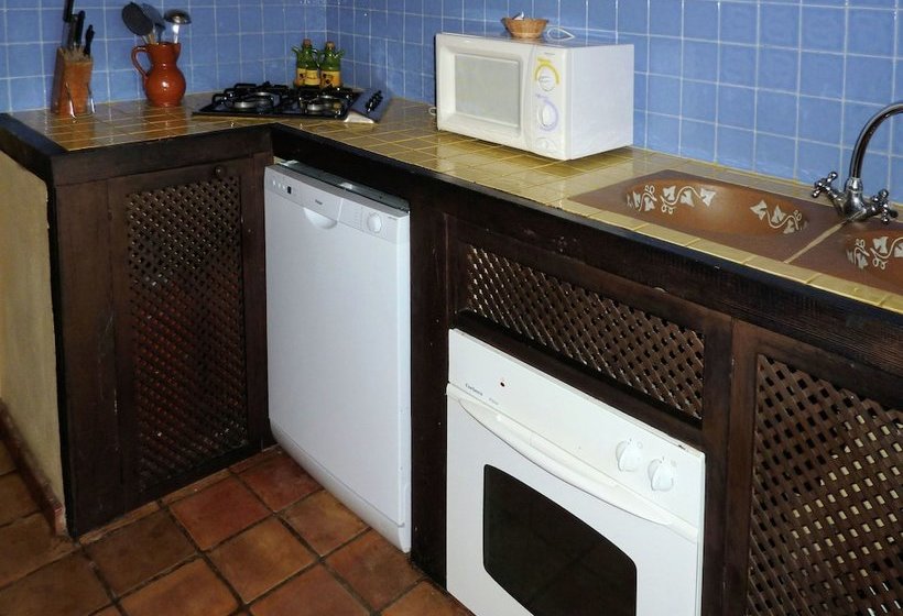 Traditionalfamily Cottage Steps Away From The Centre