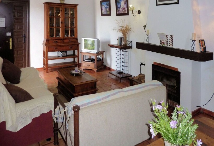 Traditionalfamily Cottage Steps Away From The Centre