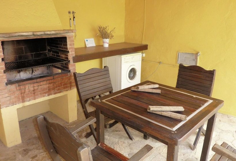 Traditionalfamily Cottage Steps Away From The Centre