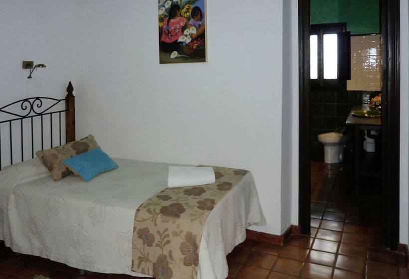 Traditionalfamily Cottage Steps Away From The Centre