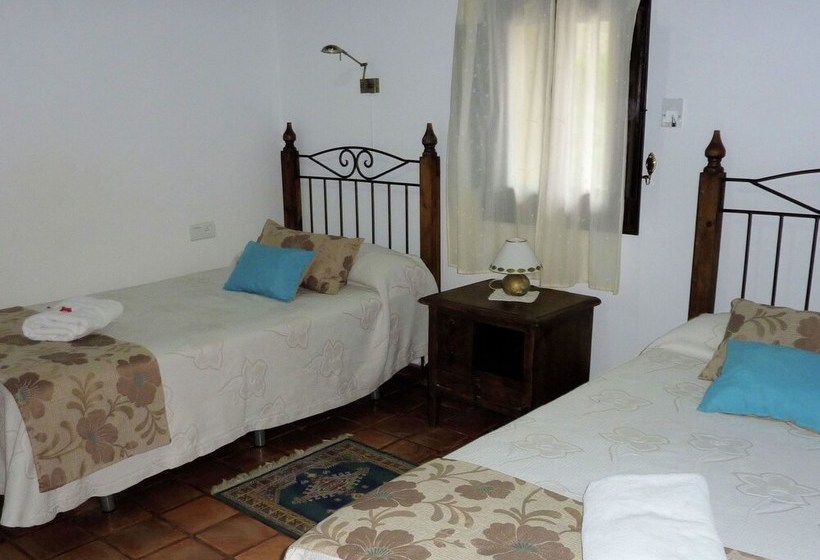 Traditionalfamily Cottage Steps Away From The Centre