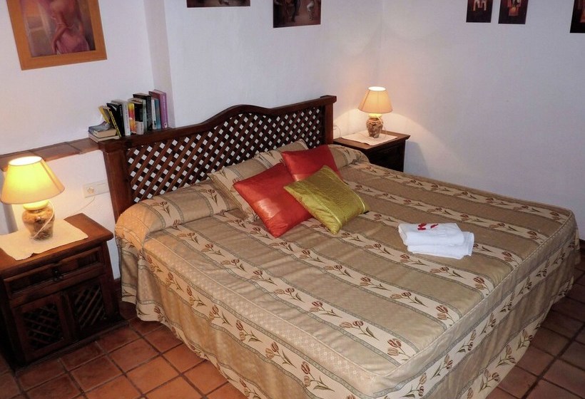 Traditionalfamily Cottage Steps Away From The Centre