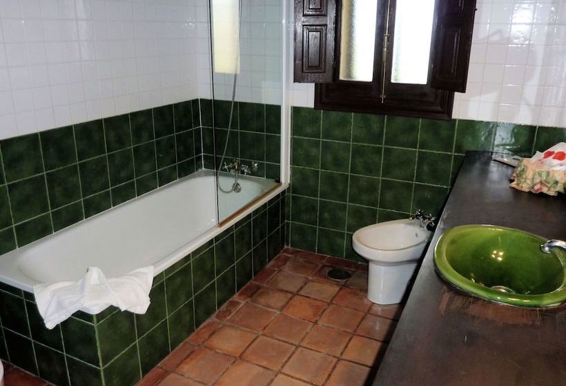 Traditionalfamily Cottage Steps Away From The Centre