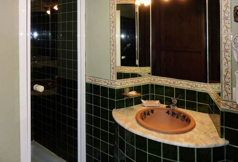 Traditionalfamily Cottage Steps Away From The Centre