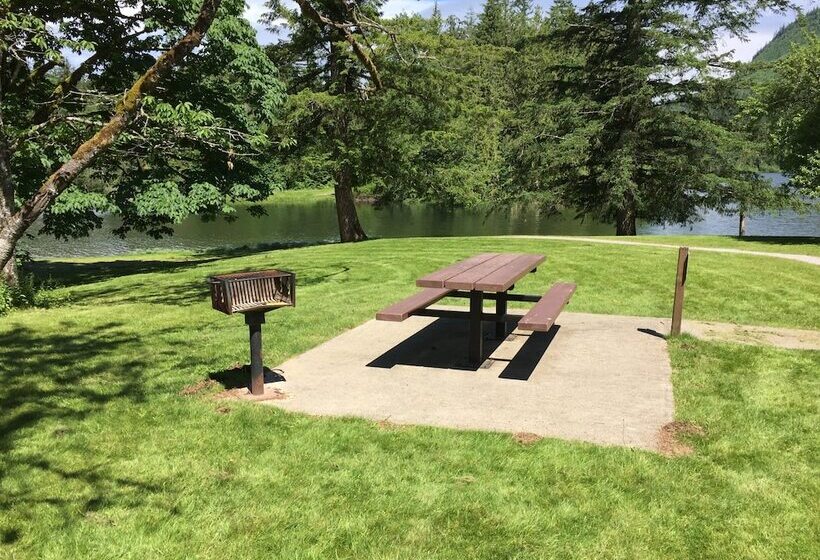 83mf   Lakeside   Hot Tub   Wifi   Bbq   Dock   Sleeps 4 No Pets