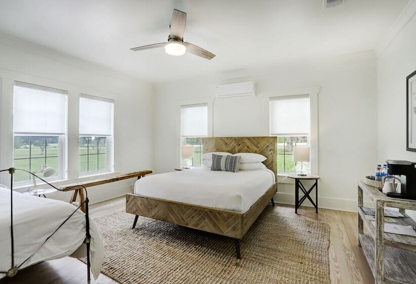 민박 Farmstead Round Top