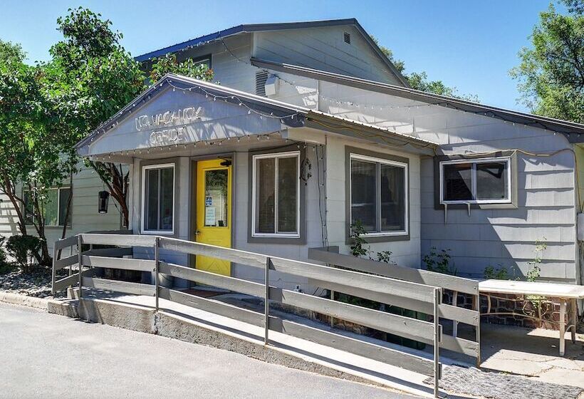 Idle A While Motel And Cabins