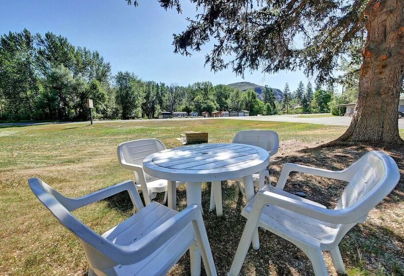 Idle A While Motel And Cabins