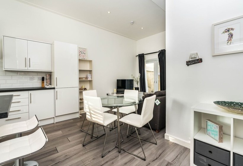 Modern 3bd House Near Heathrow And Tube Station