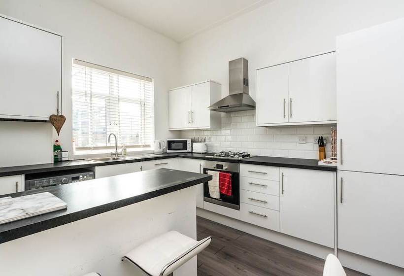 Modern 3bd House Near Heathrow And Tube Station