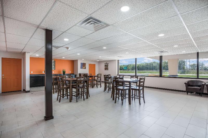 فندق على الطريق Econo Lodge Neenah