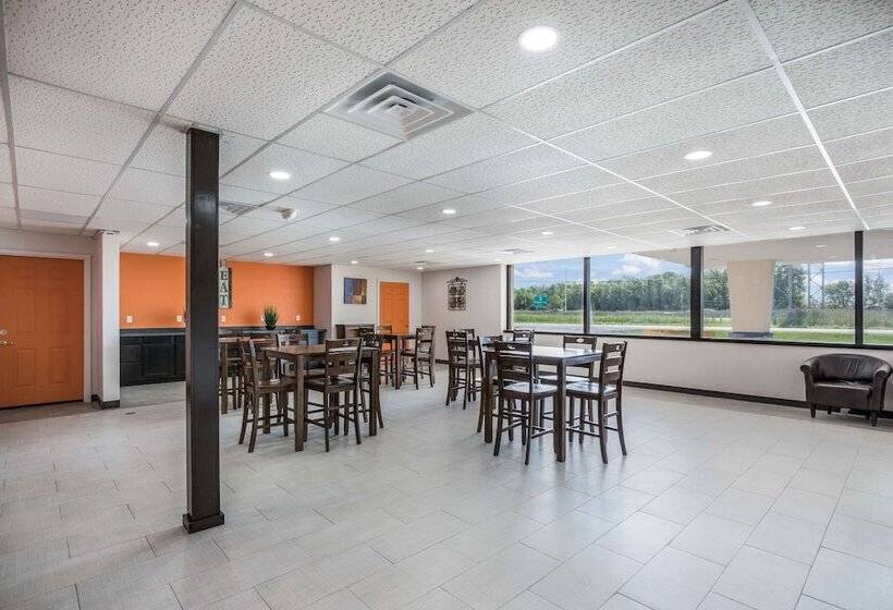 فندق على الطريق Econo Lodge Neenah