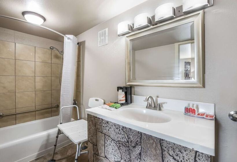 فندق على الطريق Econo Lodge Neenah