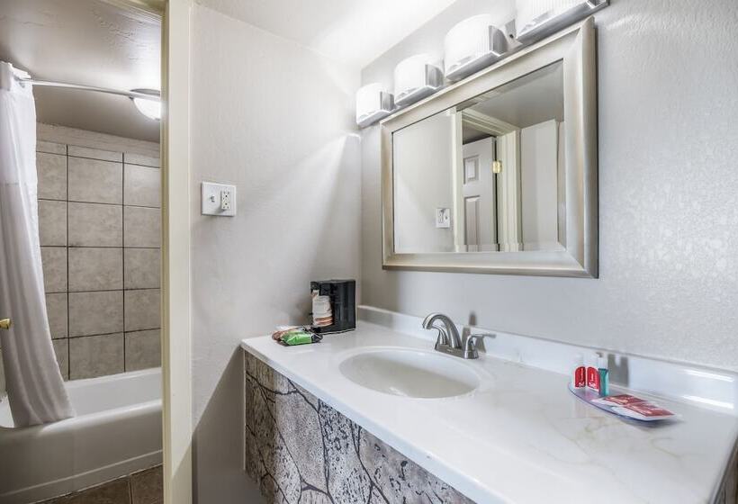 فندق على الطريق Econo Lodge Neenah