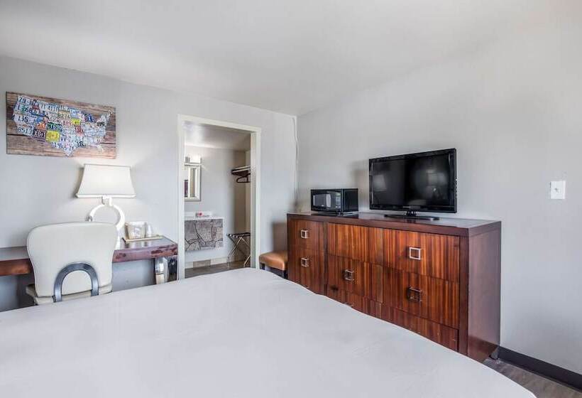 فندق على الطريق Econo Lodge Neenah