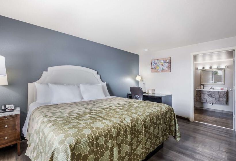 فندق على الطريق Econo Lodge Neenah