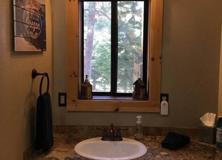 Mountain Pine Cabin   Sleeps 6   Pet Friendly