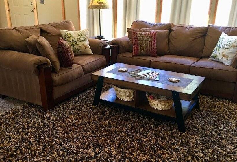Mountain Pine Cabin   Sleeps 6   Pet Friendly