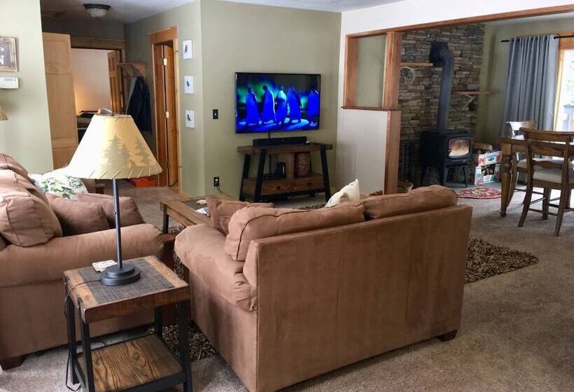 Mountain Pine Cabin   Sleeps 6   Pet Friendly