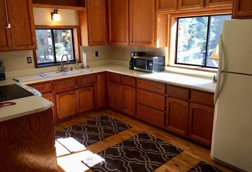 Mountain Pine Cabin   Sleeps 6   Pet Friendly