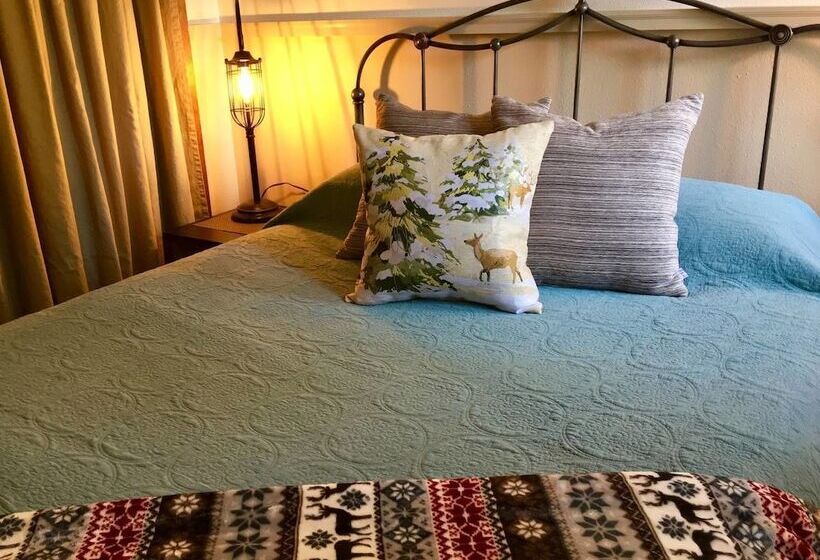 Mountain Pine Cabin   Sleeps 6   Pet Friendly