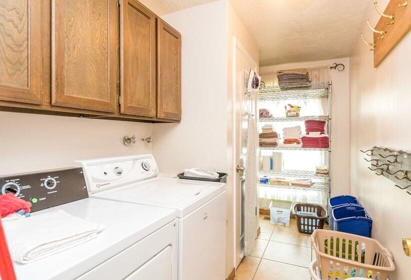 פנסיון Family Crash Pad Near Slc