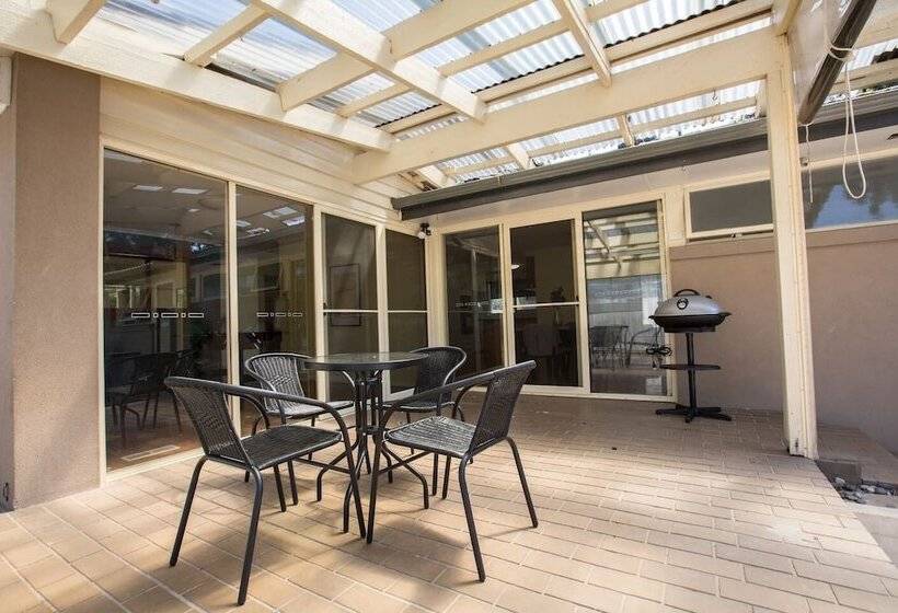 Spacious Comfortable Home In Wheelers Hill+pool