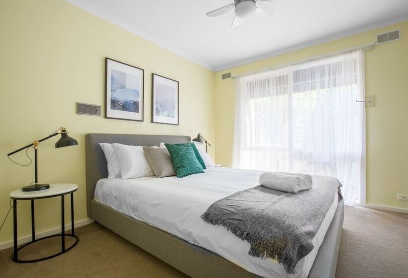 Spacious Comfortable Home In Wheelers Hill+pool