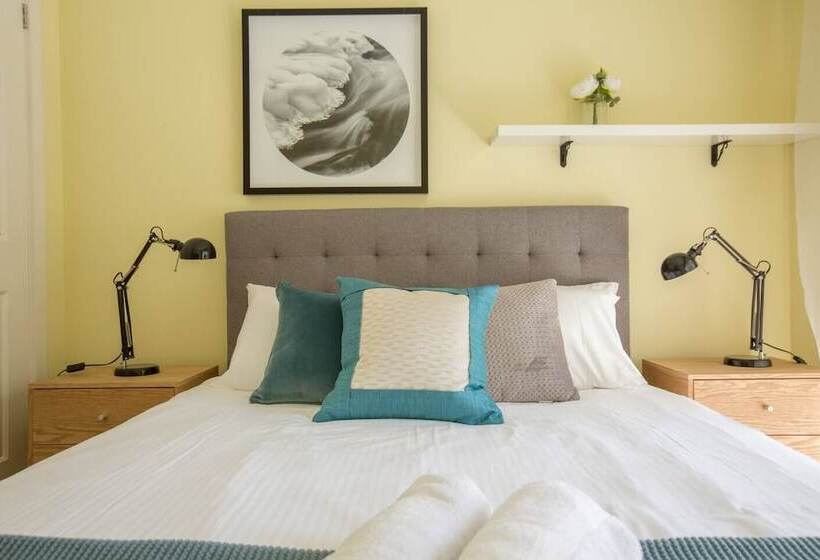 Spacious Comfortable Home In Wheelers Hill+pool