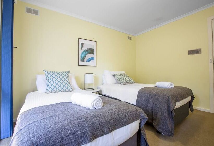 Spacious Comfortable Home In Wheelers Hill+pool