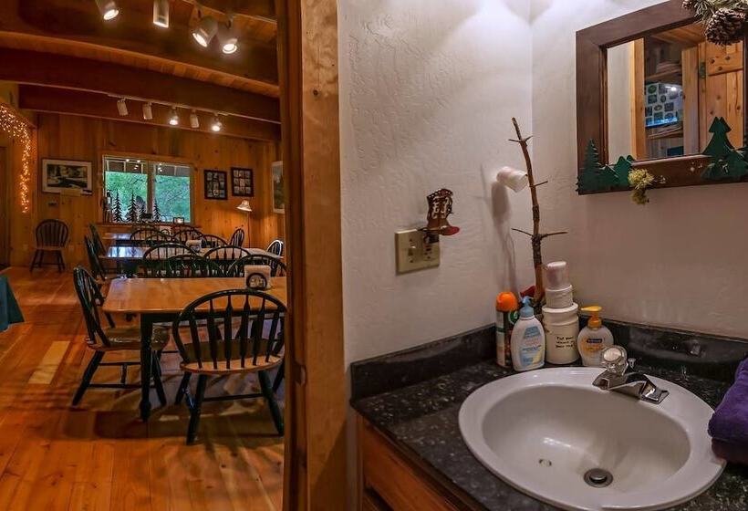 Sun Mountain Ranch Bunkhouse   Near Crater Lake