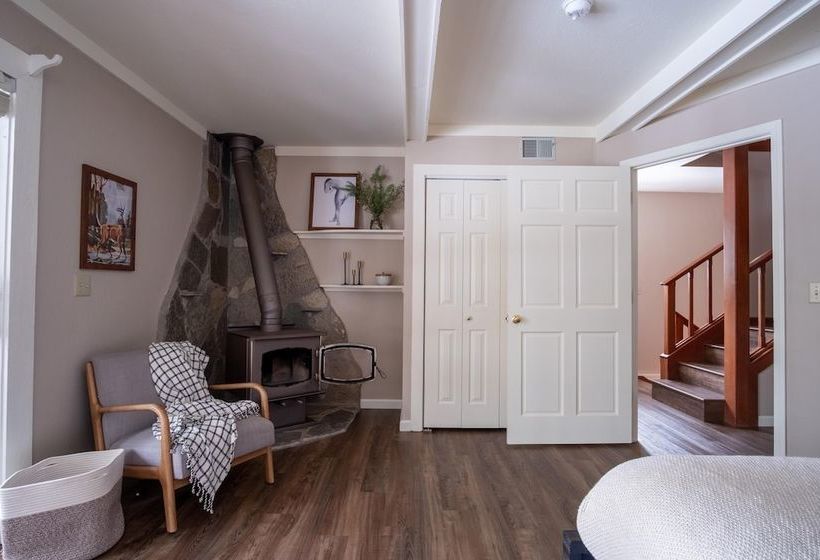 Tarly  Serene Cabin W Two Patios & Hot Tub In Incline Village